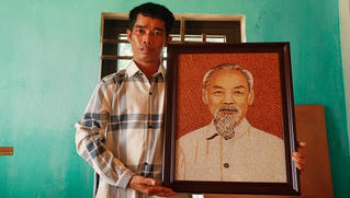 Độc đáo tranh hạt gạo của người đàn ông khuyết tật