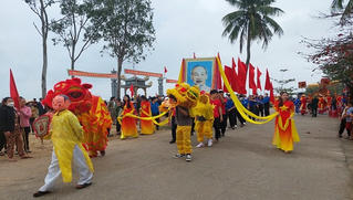 Hàng nghìn ngư dân dự lễ Cầu ngư và mở biển đầu năm tại làng biển Cảnh Dương