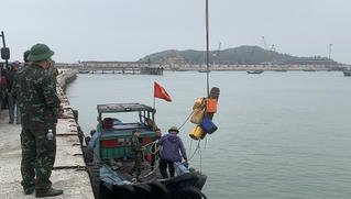 Trục vớt thành công quả bom khủng trên vùng biển Cảng Hòn La