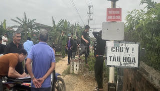 Băng qua đường sắt, người đàn ông bị tàu hỏa đâm tử vong, xe máy kéo lê hàng trăm mét