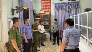 Nhận tiền làm ‘sổ đỏ’, một cán bộ phường ở Quảng Bình bị bắt tạm giam