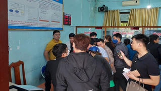 Người dân huyện Bố Trạch (Quảng Bình) làm thủ tục đất đai tăng đột biến