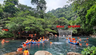 ‘Viên kim cương’ xanh Quảng Bình hút khách tham quan vui chơi giải trí