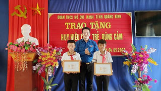 Trao Huy hiệu ‘Tuổi trẻ dũng cảm’ cho 2 nam sinh cứu người đuối nước ở thác Đà Nhăng