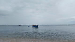 Tìm ngư dân nghi mất tích khi đi câu mực trên biển