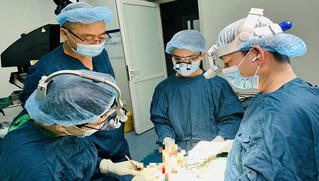 Nối thành công ngón tay bị đứt gần lìa cho bệnh nhân bằng kỹ thuật vi phẫu