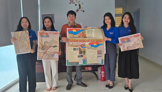 Báo Nhân Dân tặng 1.500 phụ san đặc biệt cho bạn đọc tại Quảng Bình