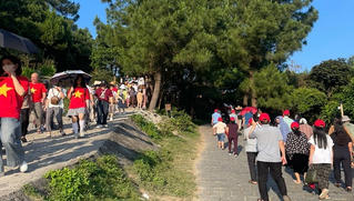 Gần 12.000 người đến viếng mộ Đại tướng Võ Nguyên Giáp trong ngày 30/4