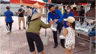 Hà Nội: Những suất cơm 0 đồng ấm tình người trong mùa dịch