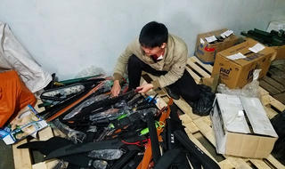 Phát hiện kho vũ khí 'nóng' cùng hàng cấm trong tiệm tạp hóa