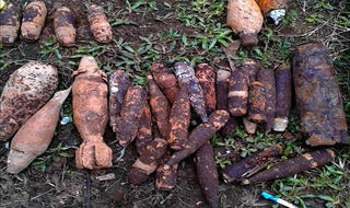 Một công dân giao nộp hàng trăm đầu đạn pháo và bom còn nguyên kíp nổ 