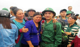 1.017 thanh niên 'đất lửa' Quảng Trị vào quân ngũ