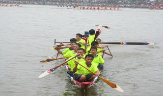Sôi động hội đua thuyền truyền thống trên hồ Khe Chè