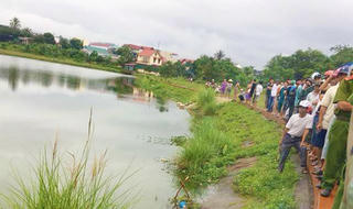 Tá hỏa phát hiện thi thể nam thanh niên nổi giữa hồ công viên