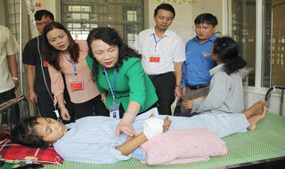 Thứ trưởng Bộ GD&ĐT thăm thí sinh bị rắn cắn suýt hoại tử tay ở Quảng Trị