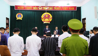 Nữ sinh say rượu bị nhóm bạn hiếp dâm tập thể