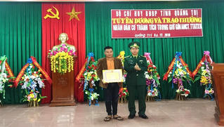 Nam thanh niên giao nộp 7kg ma túy đá