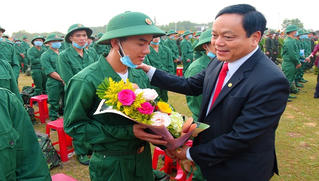 Tân binh ở Quảng Trị đeo khẩu trang, đo thân nhiệt trước khi lên đường nhập ngũ