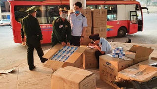Chặn đứng hơn 92.000 khẩu trang y tế chuẩn bị xuất lậu sang Lào ở vùng biên Quảng Trị