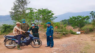 Nam thanh niên... giả phụ nữ xuống sông tắm để vượt biên sang Lào