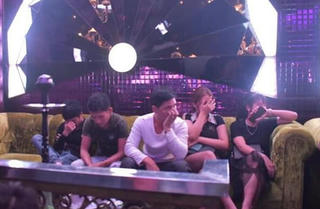 1 nữ sinh lớp 10 cùng 42 đối tượng phê ma túy trong quán bar lúc nửa đêm