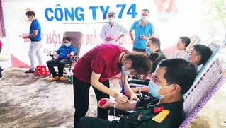 Nhiều cán bộ, công nhân, người lao động Công ty 74 (Binh đoàn 15) tình nguyện hiến máu