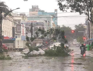 Nam thanh niên bị thương nặng do sập tường khi đang trú gió bão
