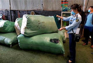 Gia Lai: Xử phạt gần 30 triệu đối với xe "luồng xanh" chở 2.000 đôi gang tay không nguồn gốc