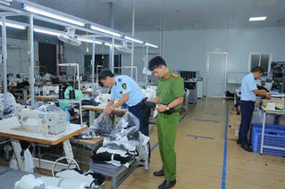 Phát hiện 1 xưởng ở Ninh Bình sản xuất sản phẩm may mặc giả mạo đồ hiệu 