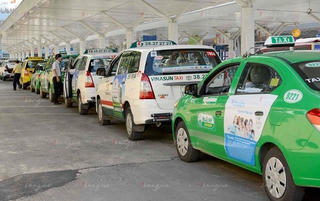 Xe taxi tại TP HCM chỉ được hoạt động hỗ trợ y tế và đưa đón người tại sân bay