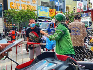 Xem xét ưu tiên tiêm vaccine cho 62.000 nhân viên giao hàng tại TP HCM