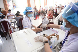 Đình chỉ nhân viên trật tự đô thị phường 'ra giá' tiêm vaccine tại TP HCM