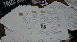 Phá đường dây làm giả giấy đi đường, giấy xác nhận tiêm vaccine tại TP HCM