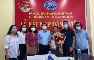 Chi bộ Khối các Cơ quan đại diện kết nạp đảng viên mới