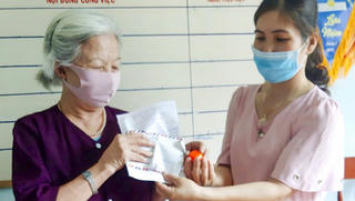Cụ bà Quảng Ngãi ủng hộ tiền, vàng chống dịch Covid-19