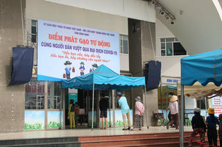 Người nghèo phấn khởi khi 'ATM gạo đẻ cả trứng gà' có mặt ở Bình Định