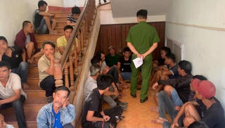 Triệt phá sới bạc bằng hình thức đá gà, bắt giữ gần 50 đối tượng