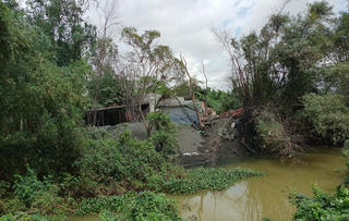 Người dân “sống dở chết dở” bên sông Cầu Chùa bị bột thải kim loại nhuộm đen