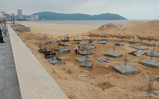 Tháo dỡ điểm dịch vụ xây trái phép ở bãi biển Quy Nhơn