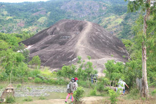 Tận kiến đá Voi sừng sững giữa núi rừng Tây Nguyên
