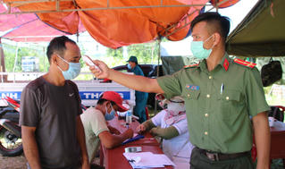 Lơ là trong phòng, chống dịch COVID-19, Bí thư và Chủ tịch phường bị tạm đình chỉ công tác