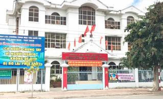 Cách chức Chủ tịch phường chỉ đạo thu phí giấy đi đường