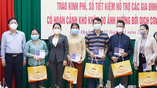 Bình Định trao sổ tiết kiệm cho các gia đình có người tử vong do COVID-19