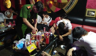 Bình Định: Tạm giữ nhóm đối tượng sử dụng ma túy tại quán karaoke