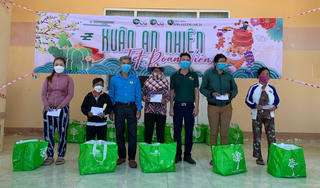 Trao 432 suất quà Tết cho gia đình nghèo ở Bình Định