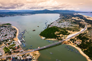 Khung cảnh tuyệt đẹp trên tuyến đường ven biển ở Bình Định