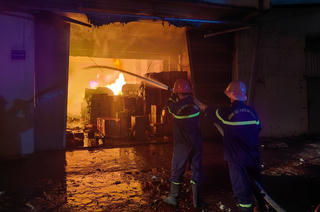 Kho chứa hàng ở Bình Định bốc cháy, hàng chục xe điện biến dạng