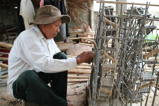 Người đàn ông cần mẫn dựng bờ xe nước sông Trà