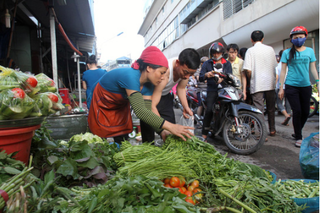 Hà Nội: Rau xanh tiếp tục “sốt” giá sau mưa bão