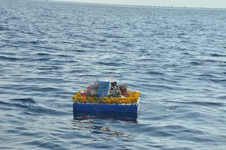 Vòng hoa tri ân tại Nghĩa trang xanh giữa Trường Sa